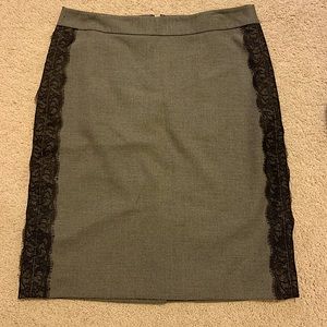 LOFT size 6 gray pencil skirt with black lace detail